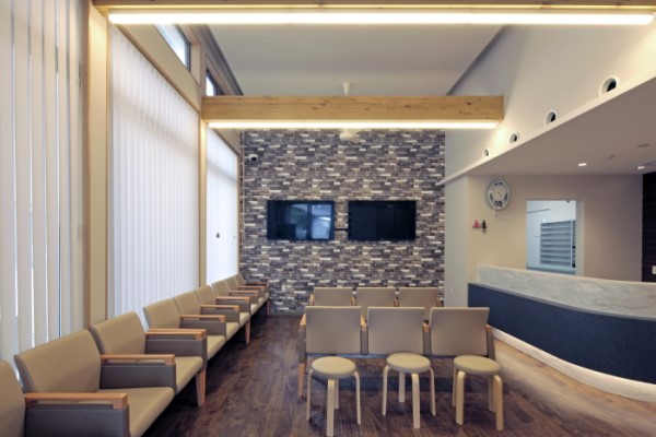 ゆったりとした椅子が並ぶ明るい待合室